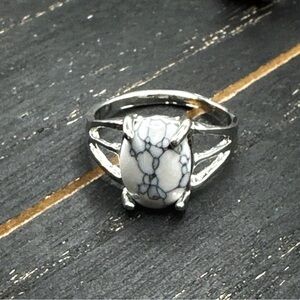 Alquimia by Ady Black and White Ring howlite